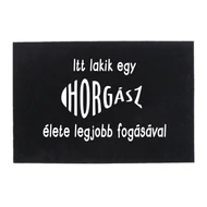 "Itt lakik egy horgász..." lábtörlő